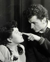 Brandýs nad Labem, Brandýské strojírny a slévárny, Jeřábi táhnou, výjev ze hry, 1959