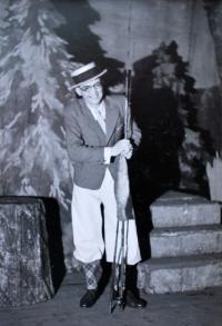 Praha-Kobylisy, Lidové divadlo, Okolo rybníka, 1941