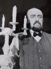 Praha-Žižkov, Malá scéna OB/OKD, Pes baskervillský, Jiří Srb v roli komorníka Barrymora, 1966