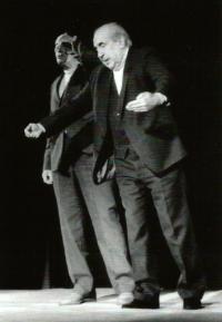 Vik, Jaroslav a Faltejsek, Rudolf, předscény J. Voskovce a J. Wericha, NP seniorského divadla Kroměříž 1998