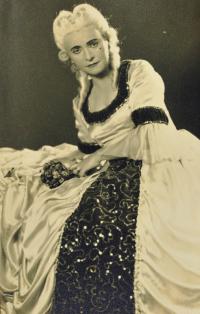 Prostějov, Tyl, Květa Zahradníková ve hře M. Rutteho Zamilovaní přátelé, 1941