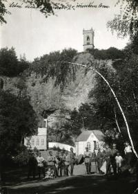 Jičín, Tyl, Štolbova hra Na letním bytě uvedena v přírodním divadle v čeřovském lomu, 1923