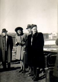 Praha, Dramatické studio ČIN, soubor na nezjištěném zájezdu, 40. léta 20. stol.