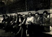 Praha, Dramatické studio ČIN, soubor na nezjištěném zájezdu, 40. léta 20. stol.