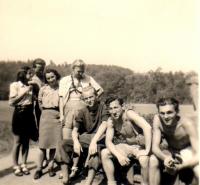 Praha, Dramatické studio ČIN, zájezd souboru na Jiráskův Hronov (Kolébka), 1942