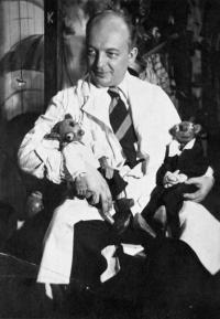 Josef Skupa na fotografii – pohlednici zaslané Josefu Straškovi, 1937