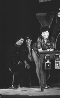 Karolinka, Divadlo J. Honsy, Ostře sledované vlaky, režie Karel Semerád, 1982