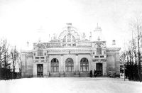 Národní dům s divadelním sálem postavilo město pro žďárské kulturní spolky.