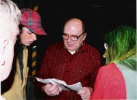 M.Smetana dává poslední pokyny před premiérou pohádky Anička a hastrmani