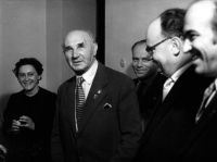 Jaroslav Vojta v šatně Jiráskova divadla při představeních 31. JH, 1961