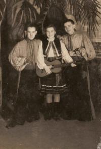 Lužice, Dělnické divadlo, Růže z Argentiny, 1942-1943