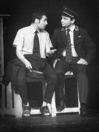 Hradec Králové – Nejhodnější medvídci a Praha – Na tahu, Ještě žiju s placatkou, věšákem a čepicí, CP Jiráskův Hronov 2001