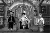 Scéna a loutky na výstavě. 