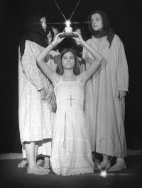 Hradec Králové, ZUŠ Na Střezině, Svatební košile, 1999