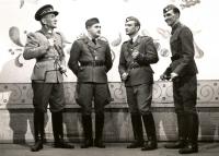 Praha-Kobylisy, Lidové divadlo, Věrni zůstaneme, 1945