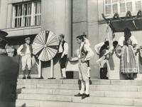 JH 1962, zahajovací program před divadlem