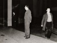 M.Smetana při přípravě scény na školní akademii v táborském divadle Oskara Nedbala,vpravo osvětlovač divadla, vlevo ředitel SPŠS Ing. Šimon