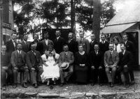 Výbor zakladatelů při prvním divadelním představení Pod Divadelní skálou. Muž s kloboukem v první řadě spisovatel F. S. Procházka