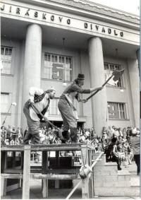 Úpice, Jirásek, Dorota před Jiráskovým divadlem v Hronově, 1983