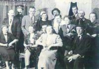 Pardubice, Divadelní ochotnické sdružení, J. Kout vyčnívající hlava za sedící ženou