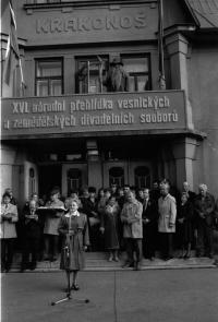 Vítání před divadlem, KDP 1985