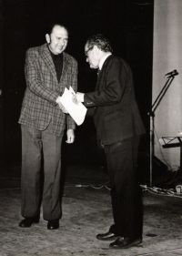 M.Smetana přebírá ocenění za výsledky souboru