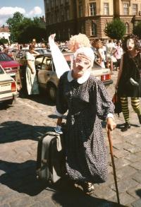 Hronov, CP Jiráskův Hronov, předváděčka semináře Acting in mask, 1995