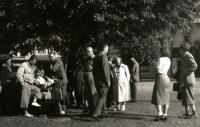 Praha-Kobylisy, Lidové divadlo, zájezd na Jiráskův Hronov, asi 1950