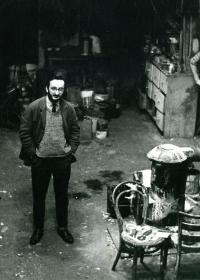 Scénograf Karel Zmrzlý v dílně královéhradeckého divadla, 1970