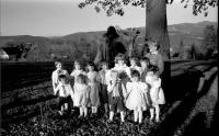 Vysoké nad Jizerou, KDP, Krakonoš a děti – v pozadí chalupy ve Vysokém, 1987