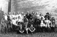 Valšské Meziříčí,  měšťanská škola,  učitel a režisér František Demel s žáky, 1934