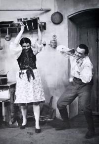 Praha-Kobylisy, Lidové divadlo, Tři lední medvědi, 1944