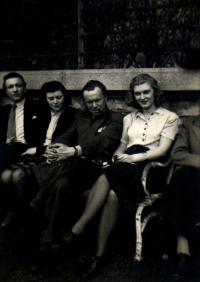 Praha, Dramatické studio ČIN, soubor na nezjištěném zájezdu, 40. léta 20. stol.