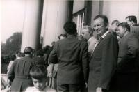 Hronov, 24. JH, teatrolog Jan Kopecký před Jiráskovým divadlem, 1954