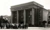 Praha-Kobylisy, Lidové divadlo, zájezd na Jiráskův Hronov, asi 1950