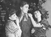 Holice, TOS, Talisman, 196x, scéna ze hry, Hampl, Sedláčková, Vinařová