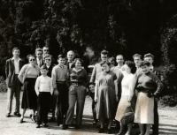 Praha, Divadlo Na Slupi, členové souboru na zájezdu, asi 50. léta 20. stol.