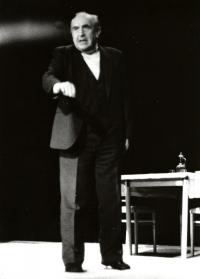 Hradec Králové, Rudolf Faltejsek, prolog ke hře Carla Goldoniho Lhář. NP seniorského divadla Kroměříž 1998