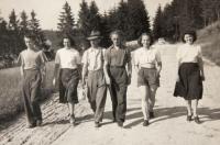 Praha-Žižkov, členové Sokola Žižkov ve Vrchotových Janovicích, 2. polovina 40. let