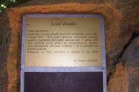 Sloup, nápis v lesním divadle