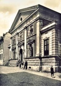 Český Dub, Budova tělocvičny (Turnhalle) Německého tělocvičného spolku v dnešní Komenského ulici v Českém Dubě. Vybudována 1890.