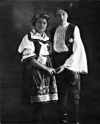 Keblice, foto z neidentifikovaného divadelního představení místní mládeže, cca v letech 1936-1938