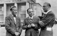 Zakladatelé JH, vlevo Václav Šlégl, uprostřed MUDr. R. Kudrnáč, režisér Lucerny při otevíracím představení hronovského div., vpravo asi arch. Freiwald