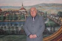 Polička, ing. Jan Matouš, člen divadelního spolku Tyl v Poličce, Ing. Jan Matouš, před historickou oponou z roku 1869. Foto pořízeno 2012