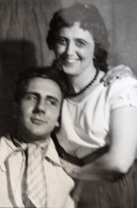 Praha-Žižkov, Žižkovské divadlo OB, Poprask na laguně, na snímku Miroslav Moravec, Jitka Srbová, 1958