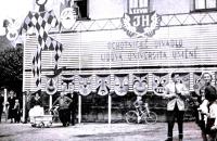 28.JH, výzdoba na čp. 14 (vlevo vedle divadla)