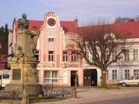 Miletín,  pomník KJ Erbena, sousedský dům, radnice