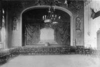 Liberec, Národní dům, Česká beseda, opona s malovanou draperií, autor neznámý, asi 1904, doložena dobovou fotografií