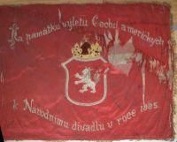 Chicago, prapor pro ND, strana s nápisem a lvem