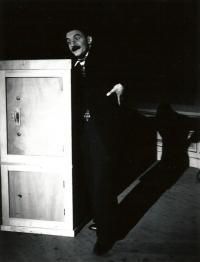 Praha-Kobylisy, Lidové divadlo, U pokladny stál, 1939